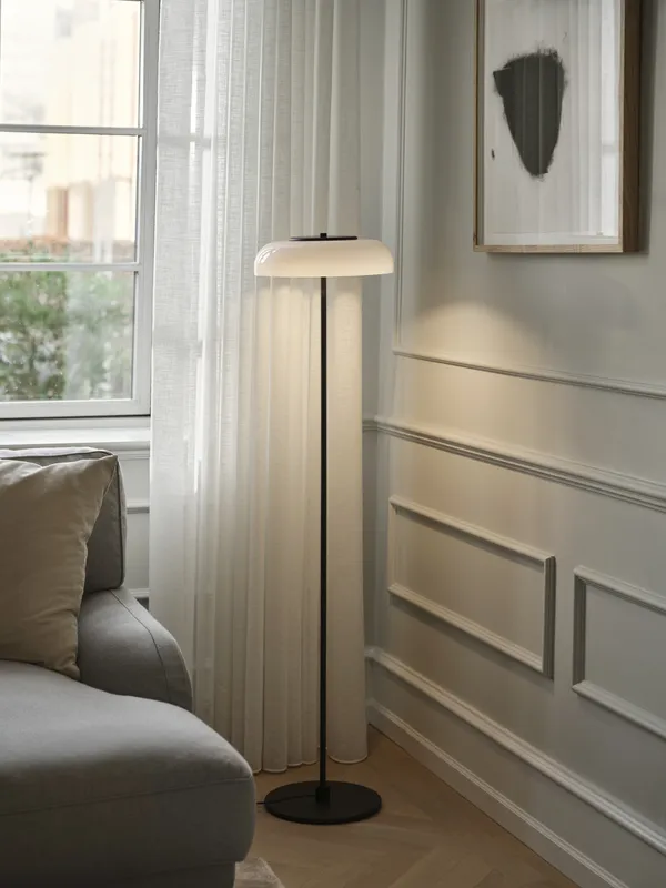 Blossi Gulvlampe Sort/Opal Hvid