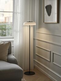Blossi Gulvlampe Sort/Opal Hvid
