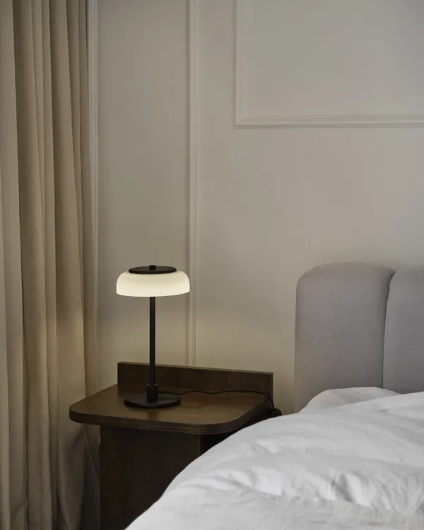 Blossi Bordlampe Lille Sort/Opal