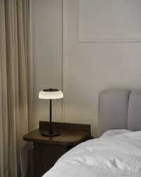 Blossi Bordlampe Lille Sort/Opal