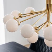 Apiales 18 Lysekrone Messing og Opal Glas
