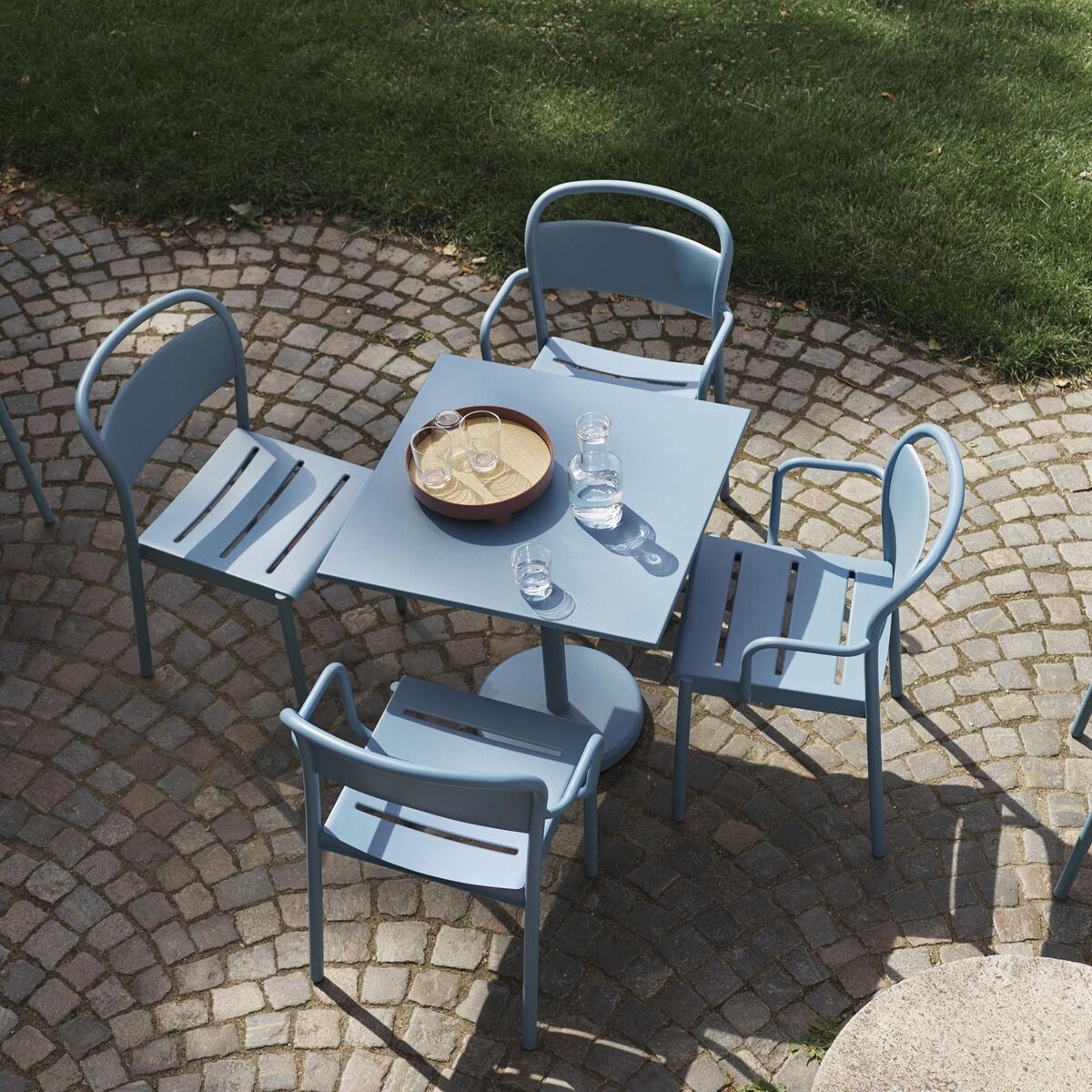 Linear Steel Spisebordsstol med Armlæn Pale Blue