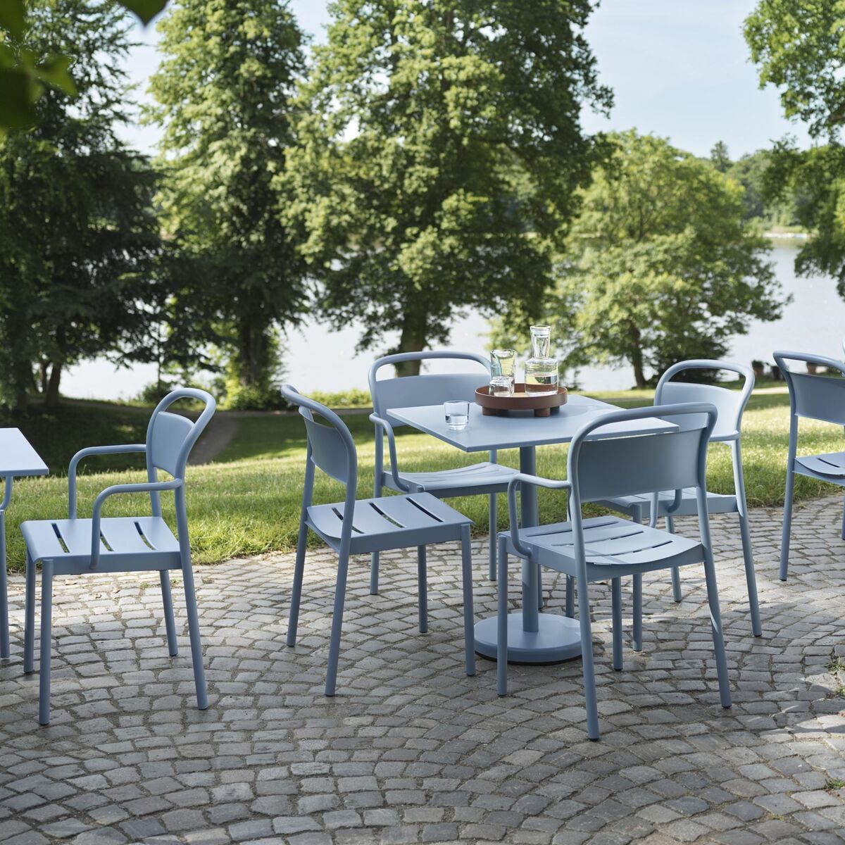 Linear Steel Spisebordsstol med Armlæn Pale Blue