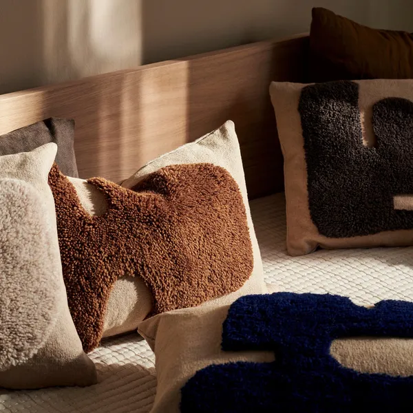 Lay Cushion Sand/ Off-white