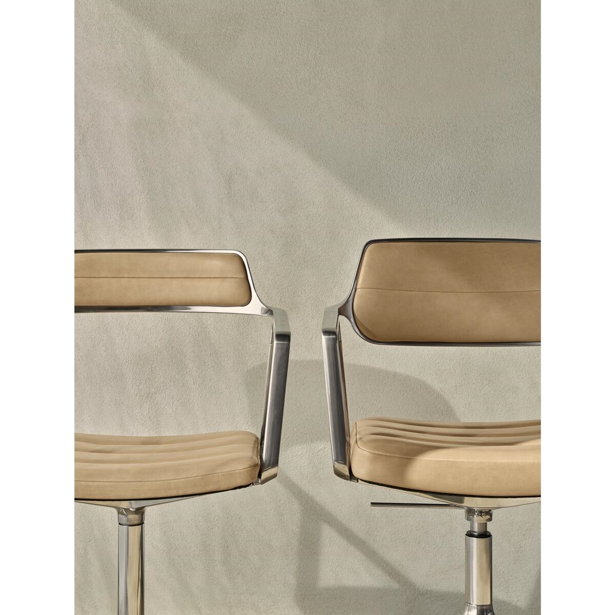 453 Swivel+ Swivel Chair with Floor Sliders Aluminum/ Camel Leather