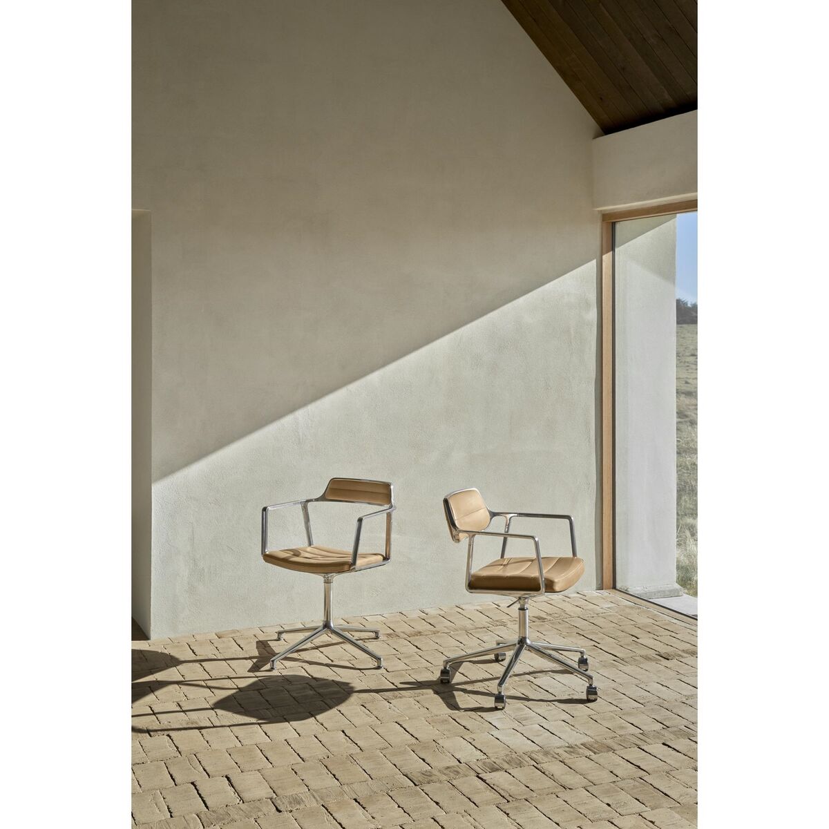 453 Swivel+ Swivel Chair with Floor Sliders Aluminum/ Camel Leather