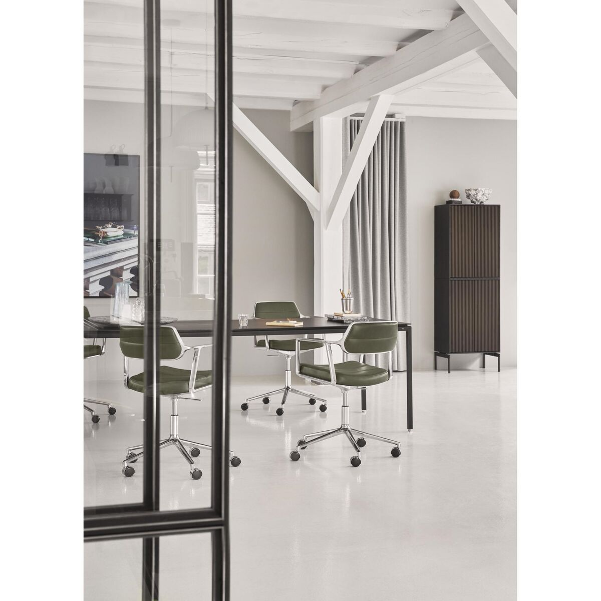 453 Swivel+ Swivel Chair with Floor Sliders Aluminum/ Camel Leather