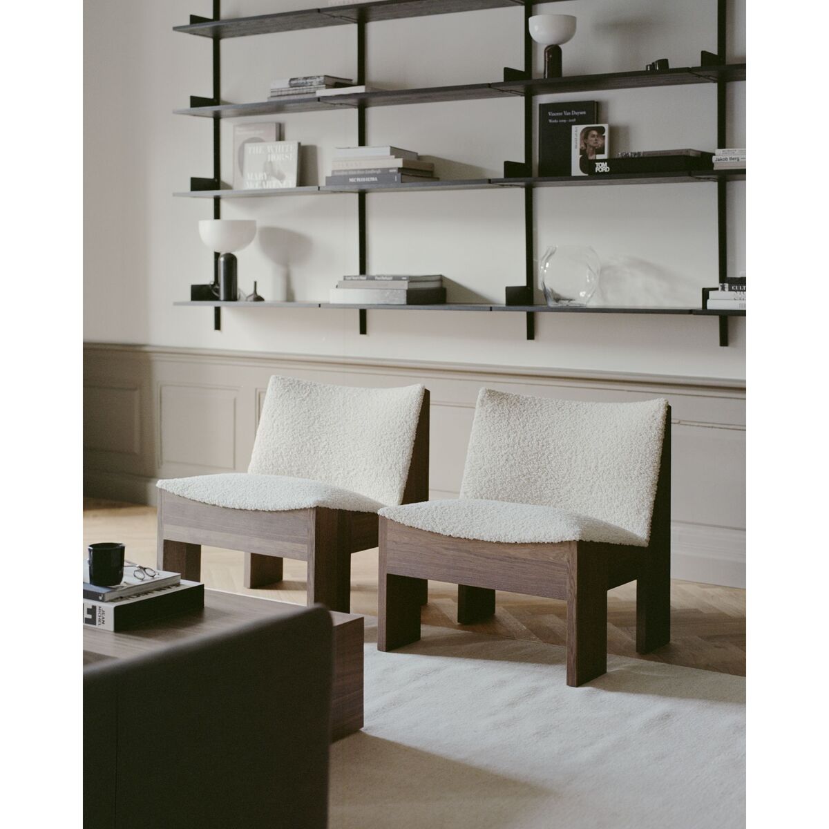 Tenon Armchair Smoked Oak/Ruskin 010