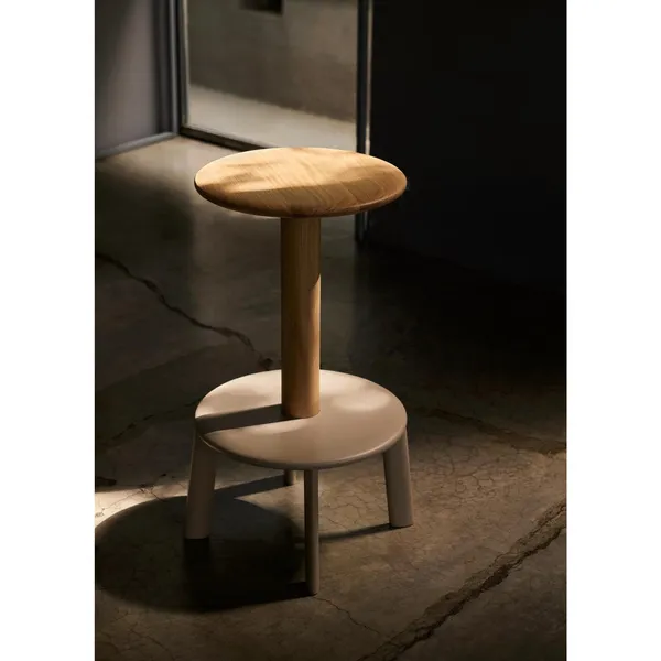 Massif AV40 Bar Stool Dark Stained Oak/Warm Black