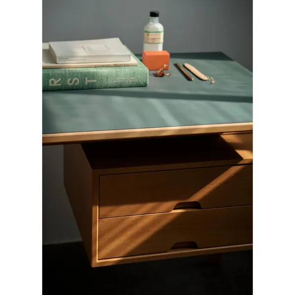 Daystak RD3 Desk H71 Honey Colored Beech/Verde Comodoro 0750