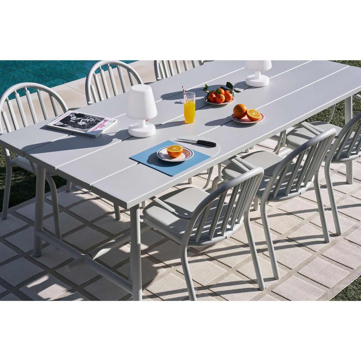 Fred's Gartenstuhl mit Armlehne Hellgrau