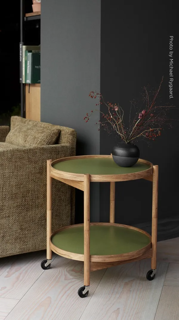 Bølling Tray Table Ø60 Walnuss mit Platten in Grün/ Grün