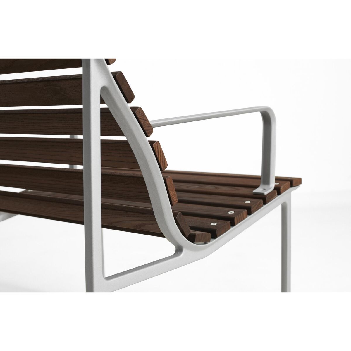Traverse -puutarhatuoli Käsinojilla, Saarni