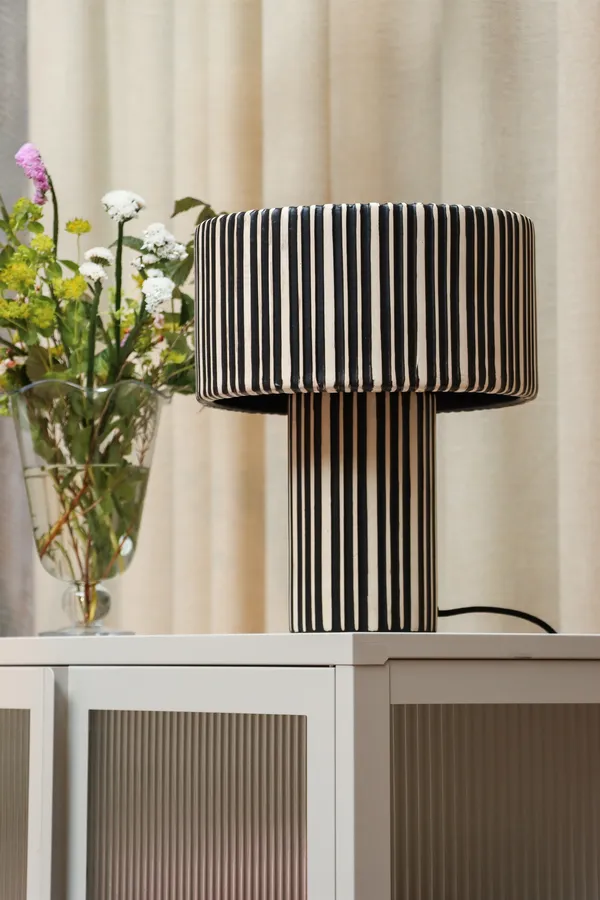Vega Bordlampe Sort/Beige