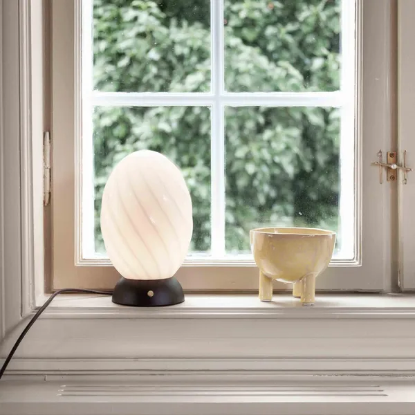 Twist Oval Bordlampe Opal/Sort