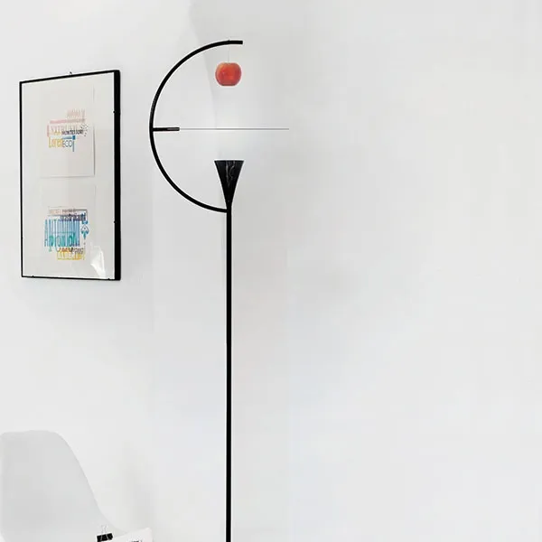 Newton Gulvlampe Sort/ Hvid
