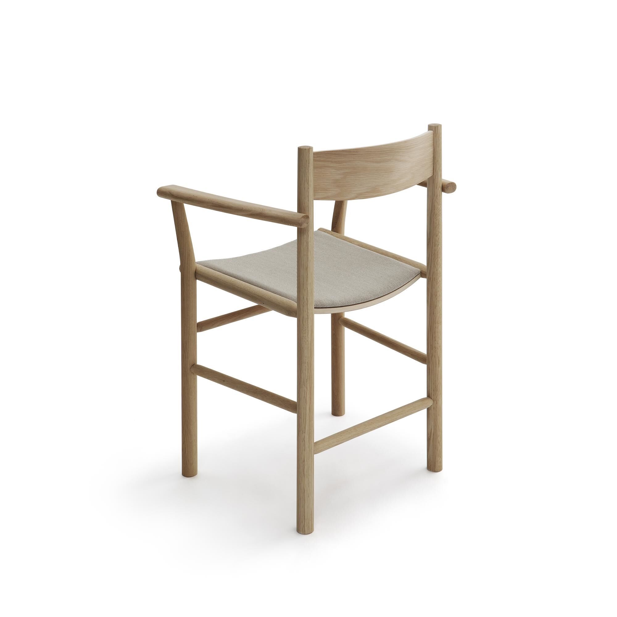 Linea Collection Akademia Spisestol med Armlener Lys Lakkert Eik/stålskåret Trio 213