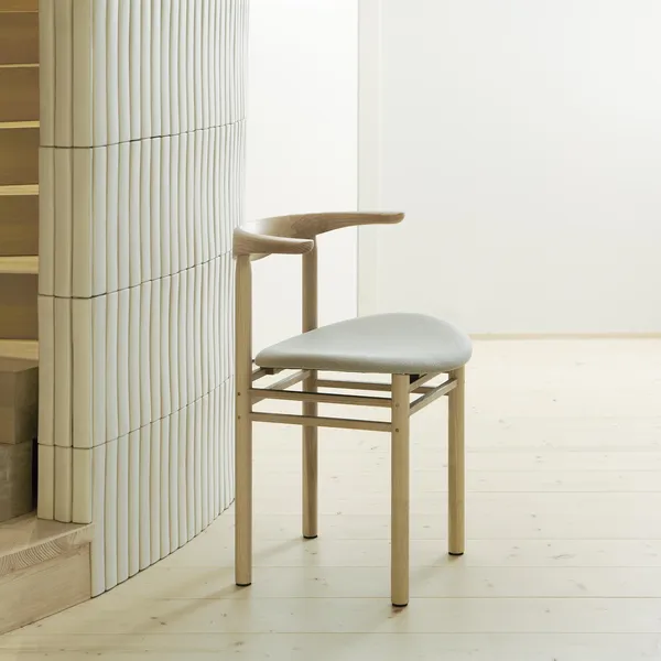 Linea Collection RMT3 Spisestol Askbeiset i eikefarge/Elmosoft 33004 Skinn