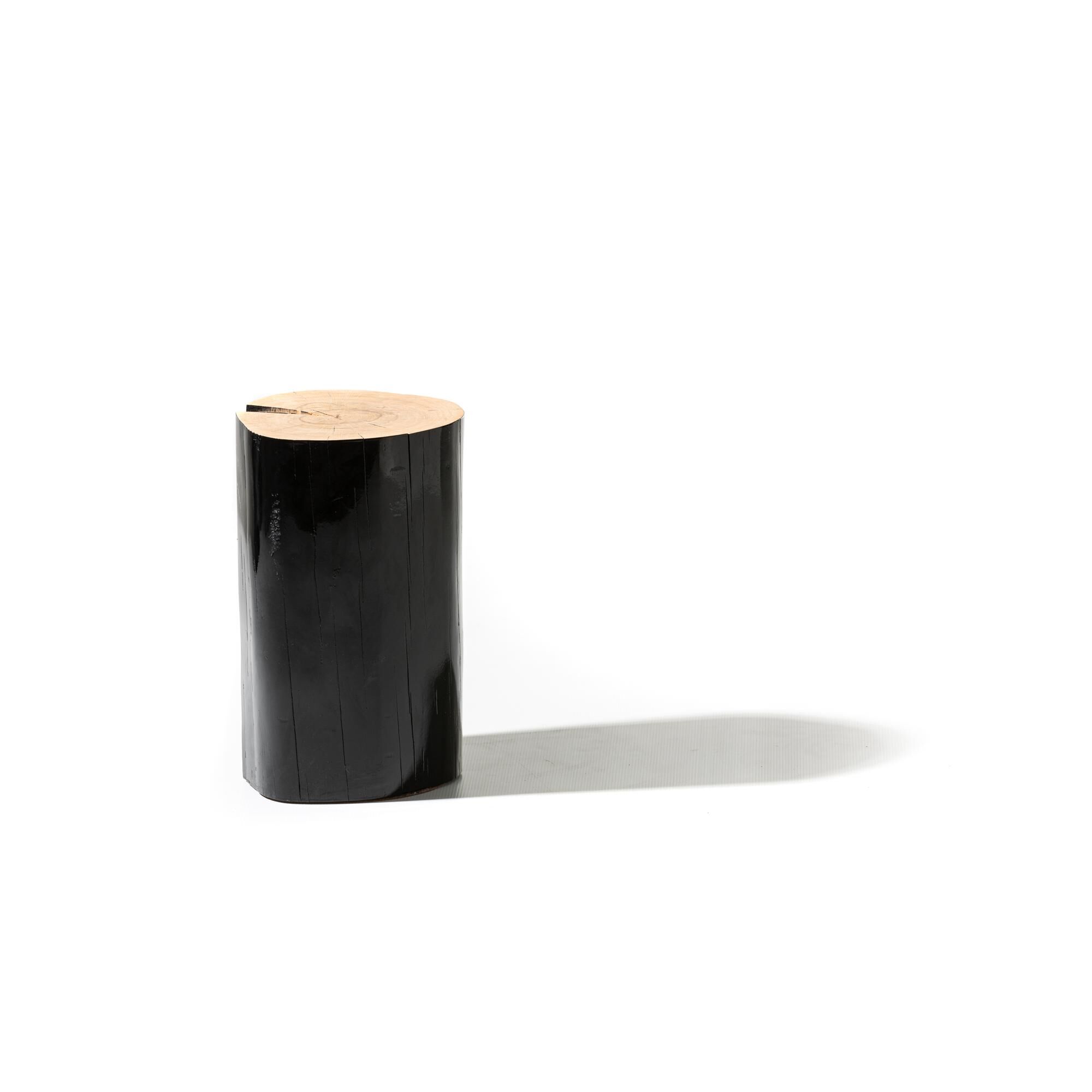 Log M Sidebord Sort Lakeret
