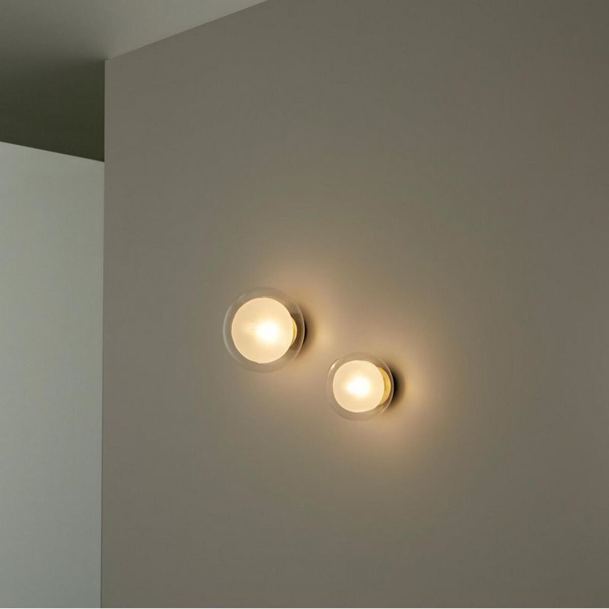Nabila 552.41 Wand-/ Plafondlamp Mat Zwart/ Geborsteld Messing met Helder Glas