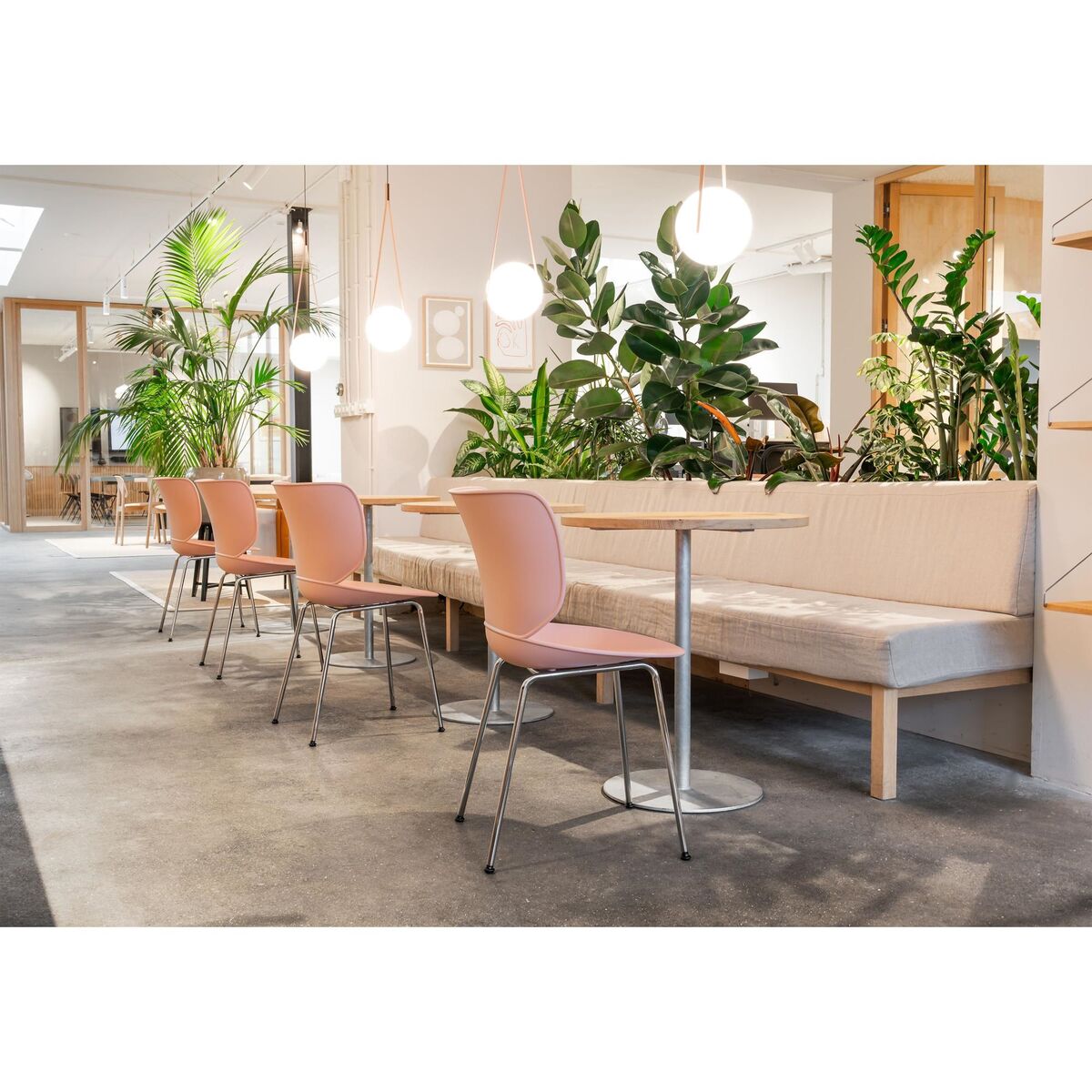 Moooi Hana Dining Chair Dusty Pink/Chrome Stackable