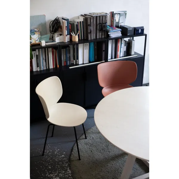 Moooi Hana Dining Chair Oyster White/Black Stackable