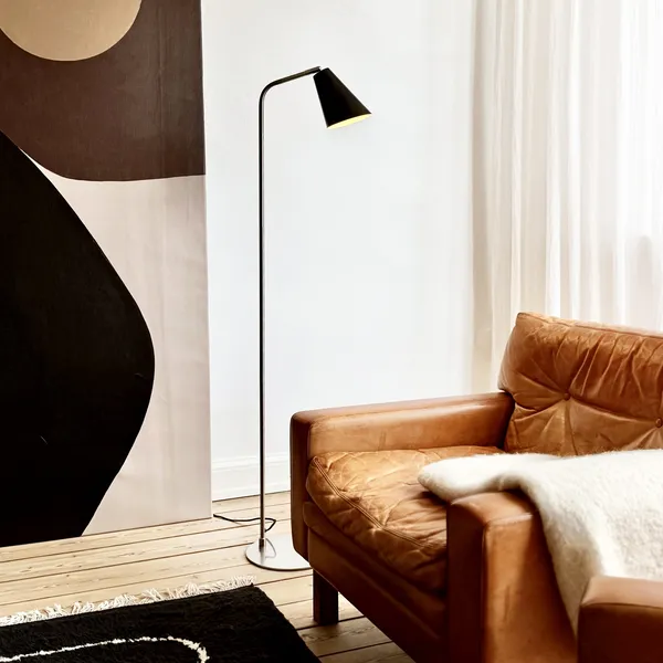 Oswald Gulvlampe Sort/ Stål