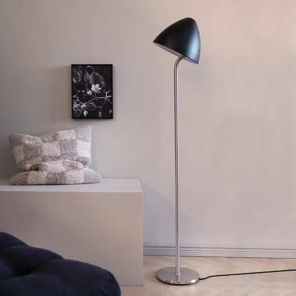 Oulu Gulvlampe Sort/Børstet Stål