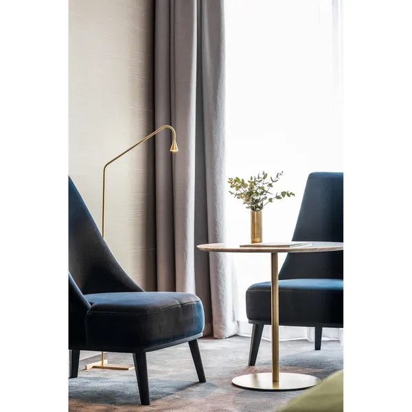 Trizo 21 Austere Gulvlampe Sort