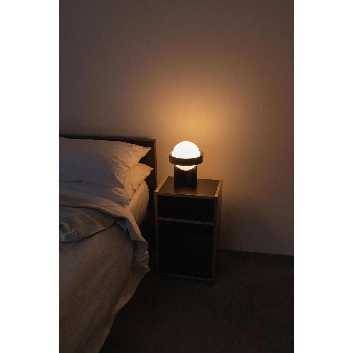 Loop Tischlampe Groß Dunkelgrau mit Kugel IV