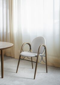 Arkade Eettafelstoel Zwart Metaal en Eikenhout met Bekleding van Cognacleer