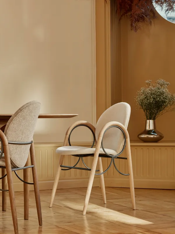 Arkade Spisebordsstol Stel I Messing Metal og Egetræ med Polstring I Sort Læder