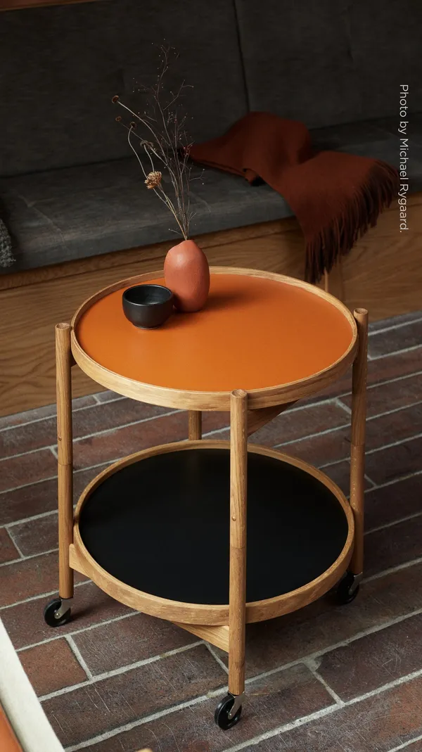 Bølling Tray Table Ø50 Walnut with Plates in Cognac/ Black