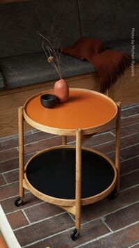 Bølling Tray Table Ø50 Walnut with Plates in Cognac/ Black