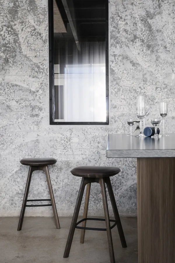 Pauline Comfort Bar Stool H75 Smoked Oak/ Black Leather