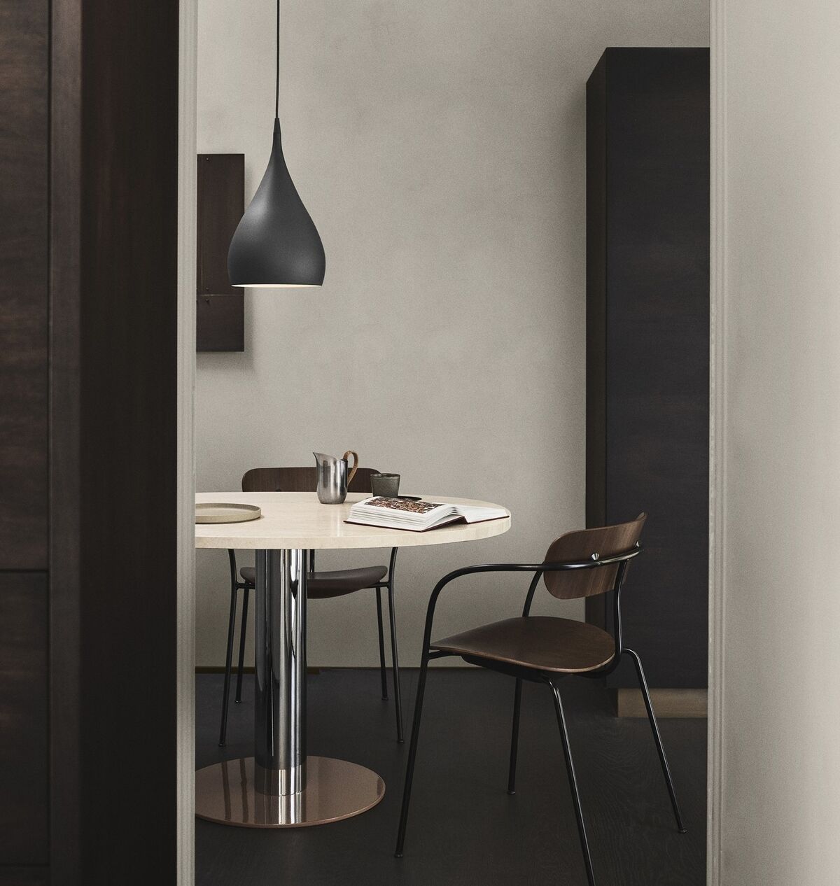 Pavilion AV2 Sedia da Pranzo con Braccioli Noce/ Nero