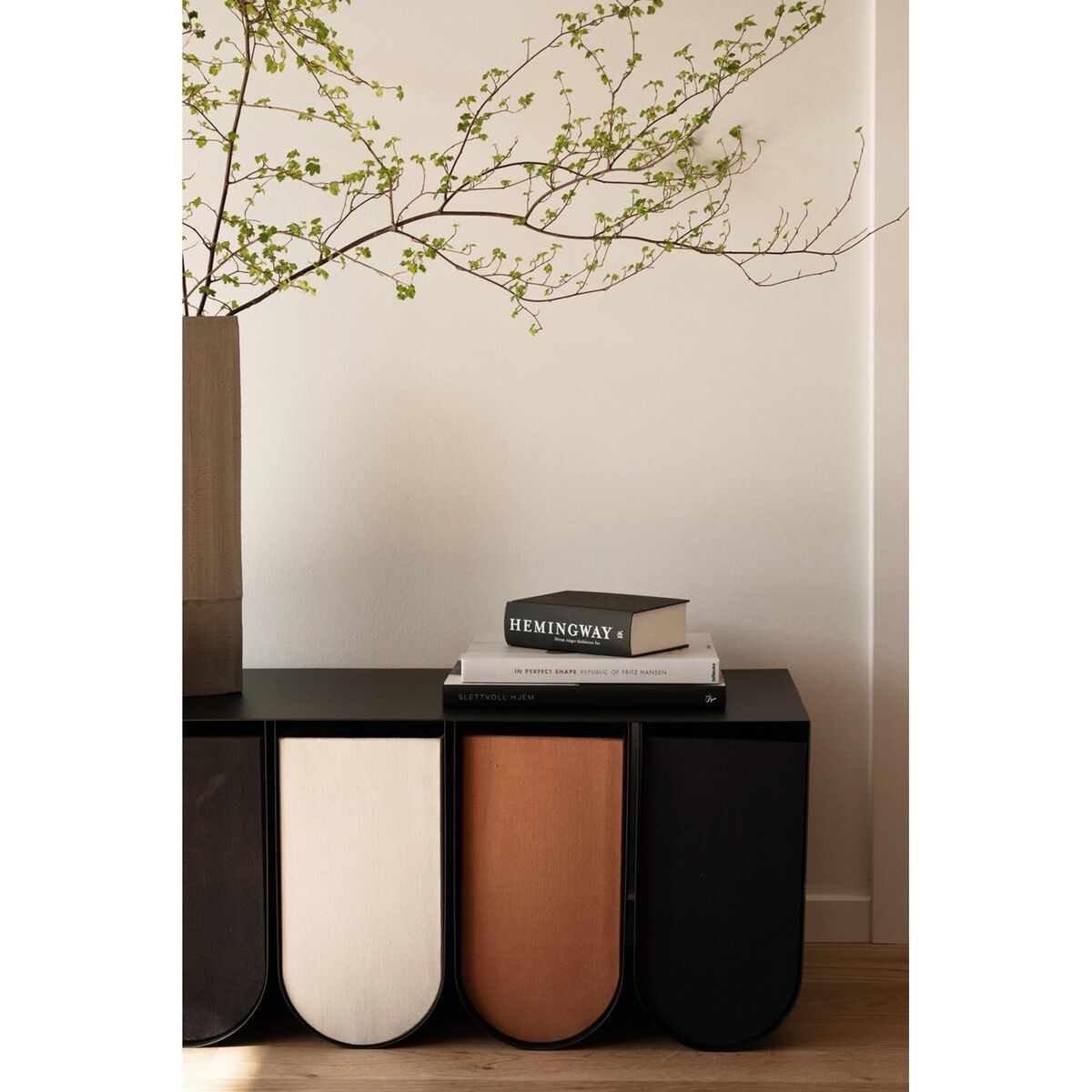 Curved Box Medium Black