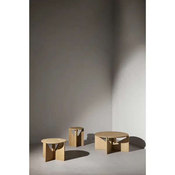 Schlichter Hocker, Warm Lackierte Eiche