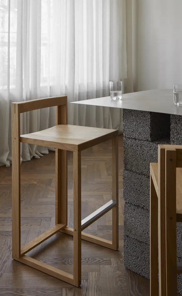Outline Barhocker, Lackierte Eiche/ Gebürstet Aluminium