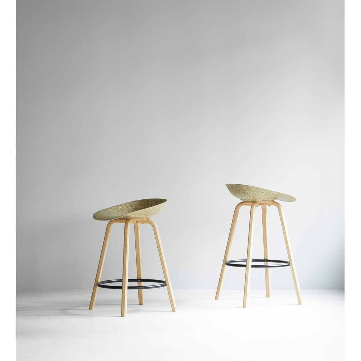 Matt Bar Stool 65 cm Beech/ Black/Seaweed