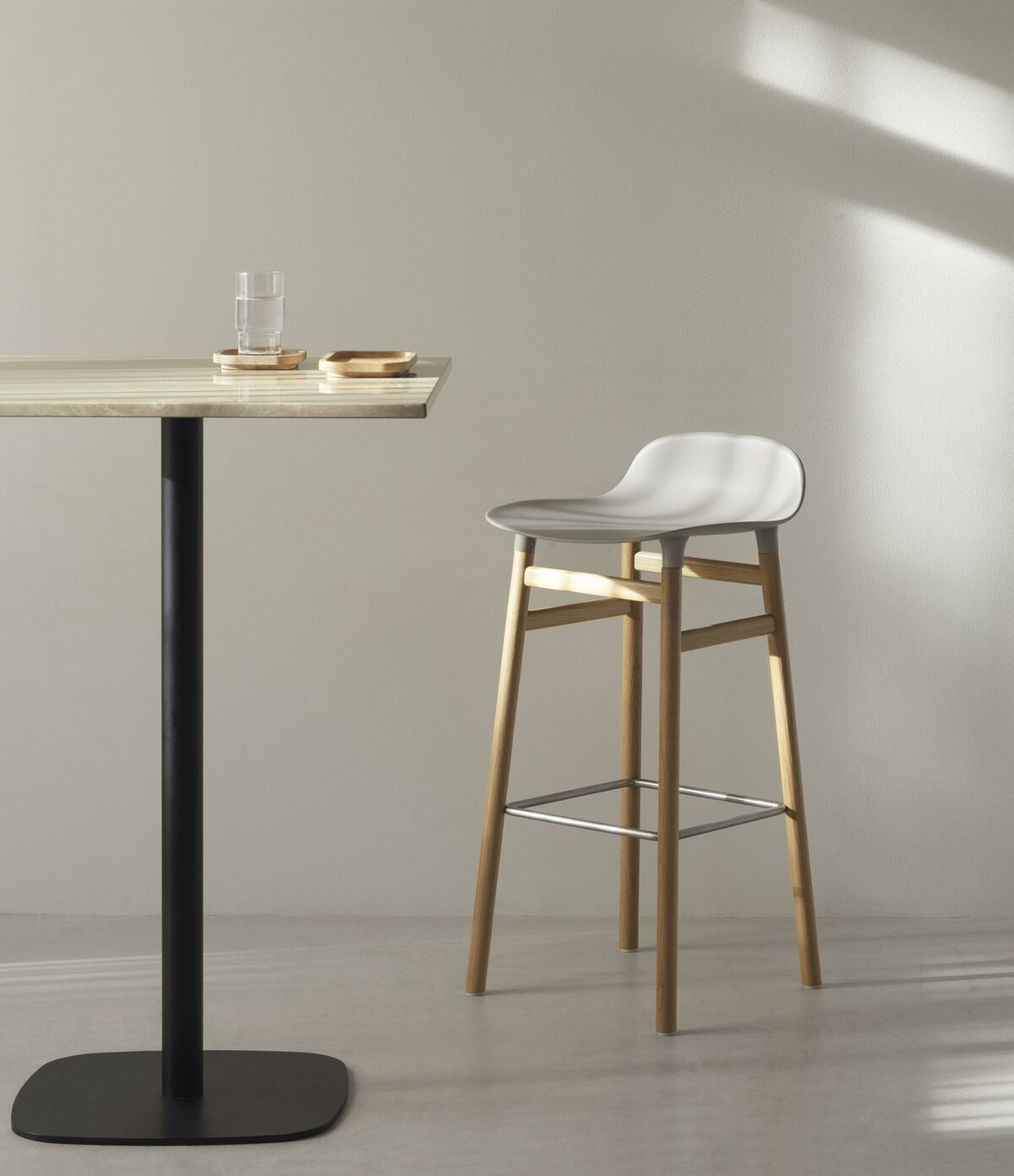 Form Bar Stool 65 cm Upholstered Group 2 Light Gray/ Steel