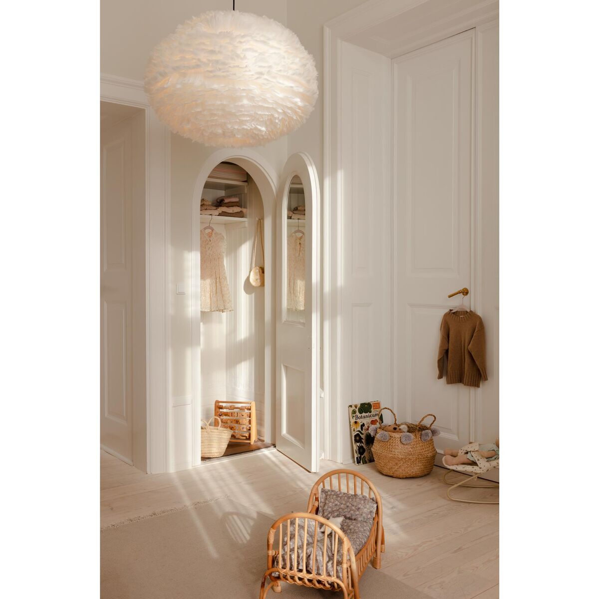 Eos Pendant XL White with Cannonball Rosette in Black