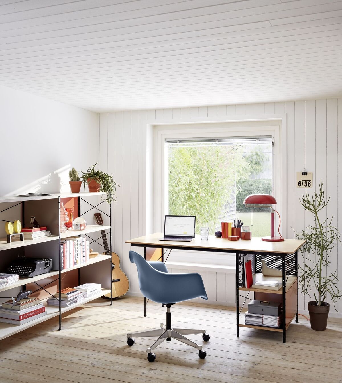 Eames EDU Skrivebord Sort/ Oransje/ Blå/ Bjørk