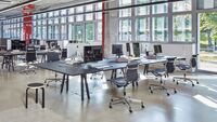 Aluminium EA 117 Kontorstol med Swivel, Armlæn og Vippe Mekanisme
