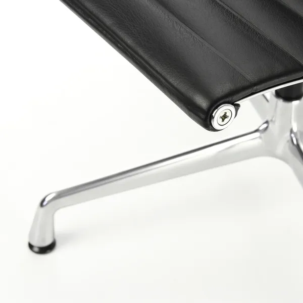 Silla de Oficina Aluminio EA 108 con Asiento Giratorio , Negro y Cromo