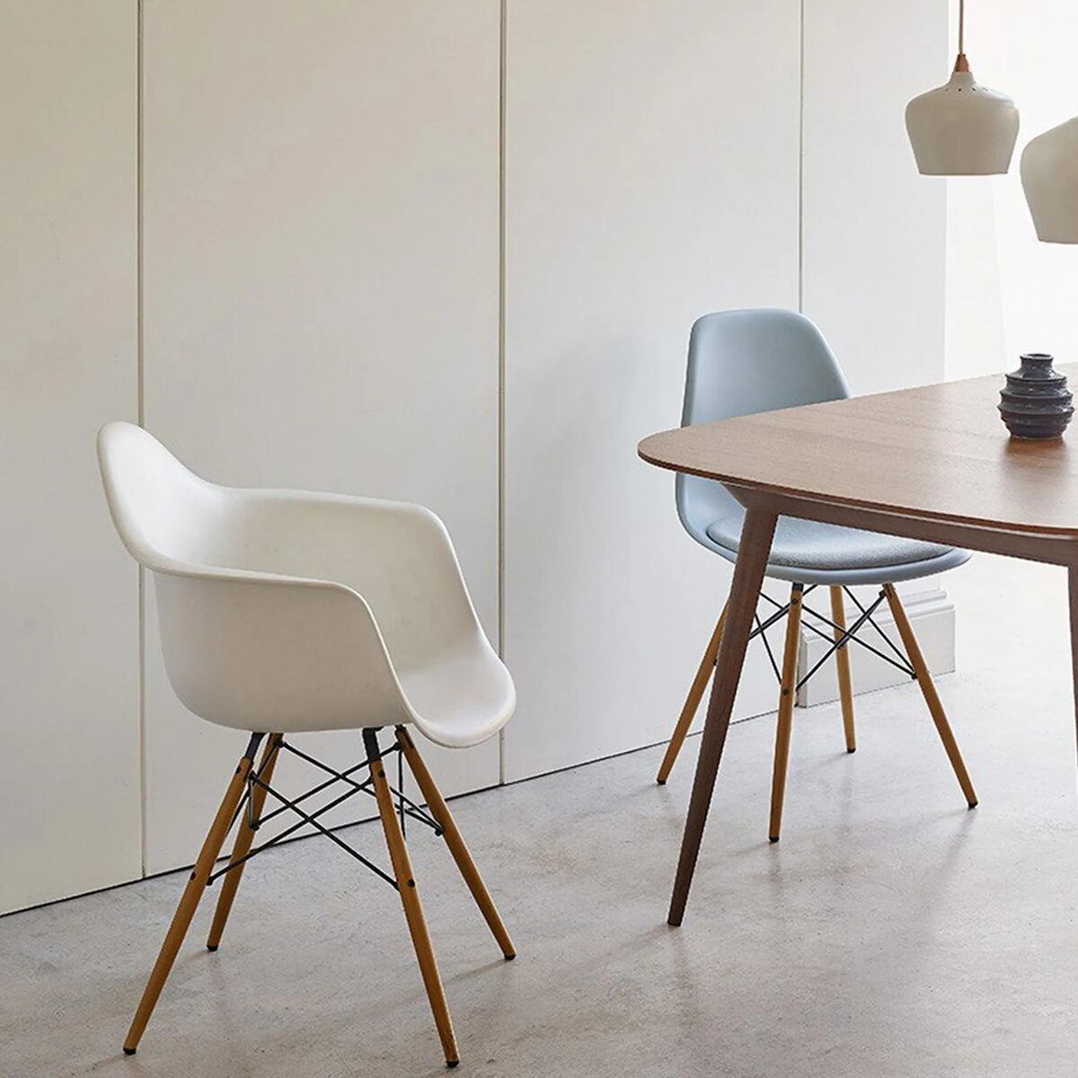 Silla de Comedor Eames Plastic DAW Blanco/ Arce Dorado