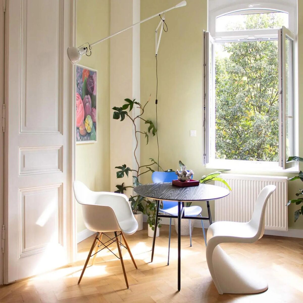 Silla de Comedor Eames Plastic DAW Blanco/ Arce Dorado