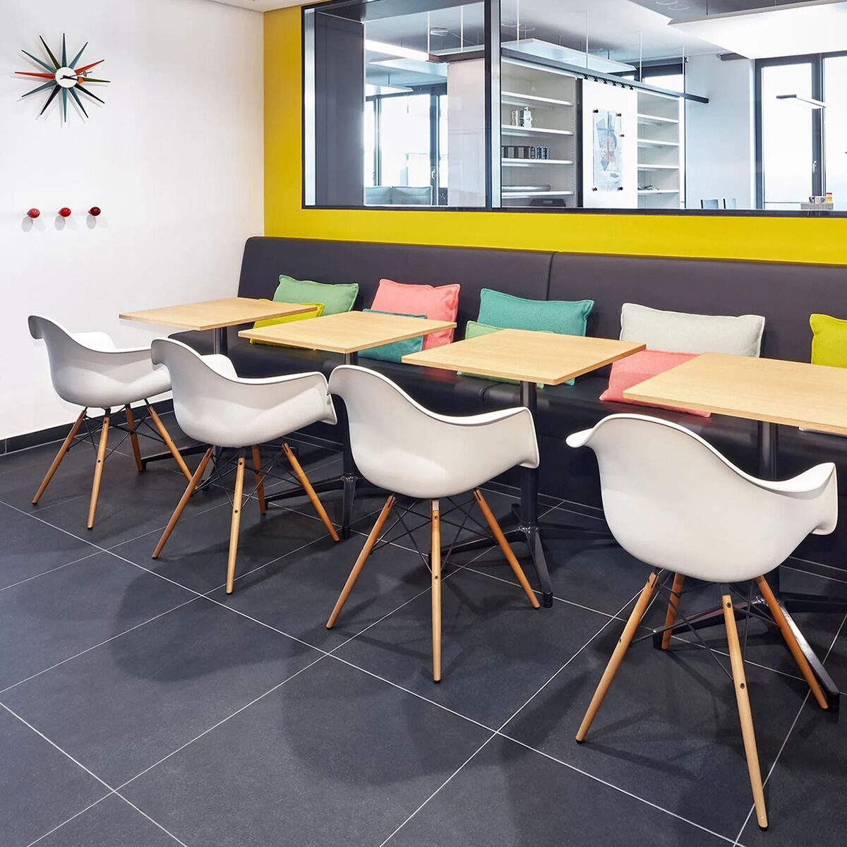 Silla de Comedor Eames Plastic DAW Blanco/ Arce Dorado