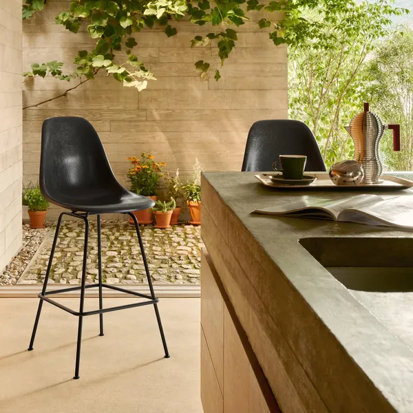Eames Barpall i Glasfiber Medium Blå/ Svart