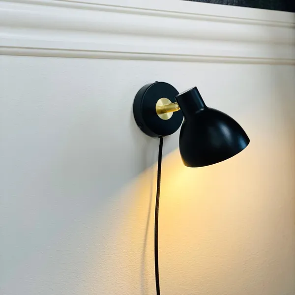 Lilje Vegglampe Sort/ Messing